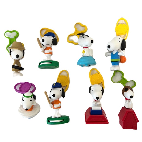 🌟8 Piece Mini Snoopy Keychain and 4 Cake Toppers - Picture 3 of 9